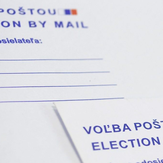 Na ilustračnej snímke obálka na hlasovanie poštou.