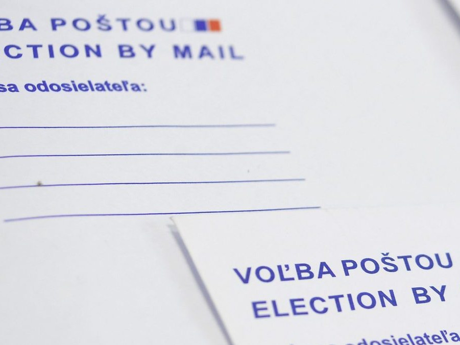 Na ilustračnej snímke obálka na hlasovanie poštou.