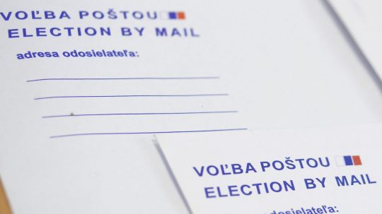 Na ilustračnej snímke obálka na hlasovanie poštou.