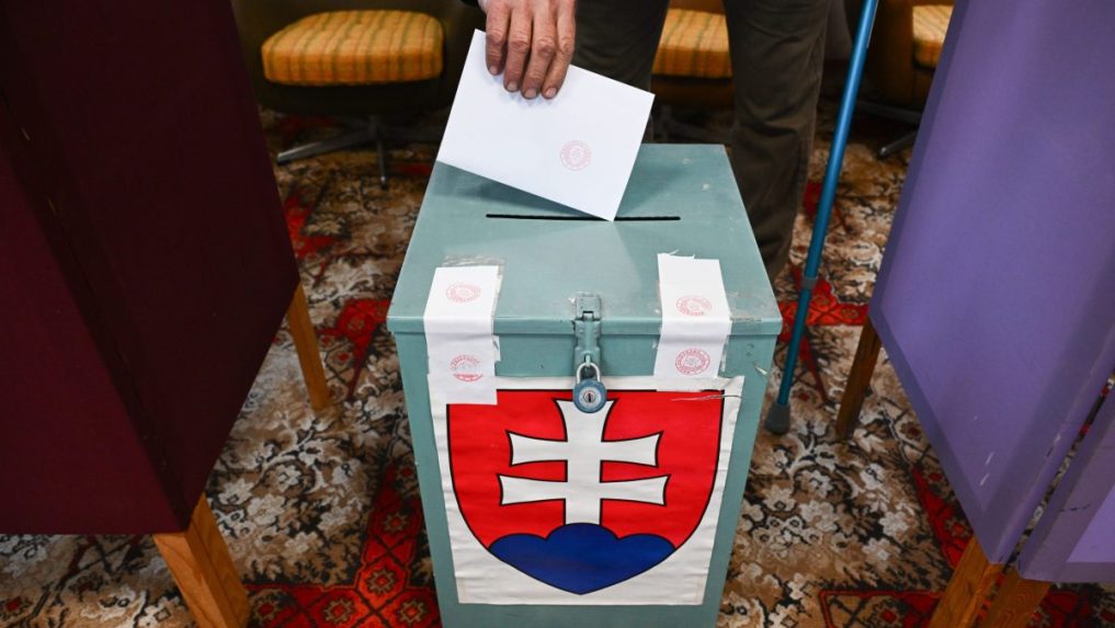 Na ilustračnej snímke volebná urna.