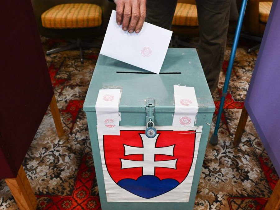 Na ilustračnej snímke volebná urna.