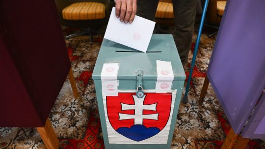 Na ilustračnej snímke volebná urna.