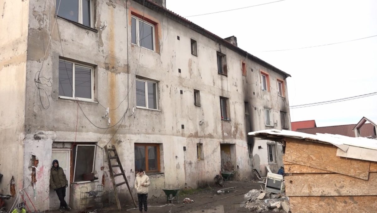 Obyvatelia bytovky v Leme&scaron;anoch sa po požiari vracaj&uacute; do svojich bytov. Desiatky ľud&iacute; doteraz spali v kult&uacute;rnom dome
