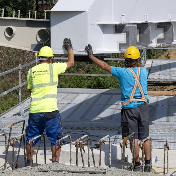 Na ilustračnej snímke stavbári.