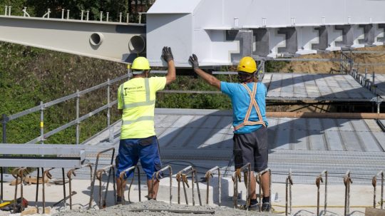 Na ilustračnej snímke stavbári.