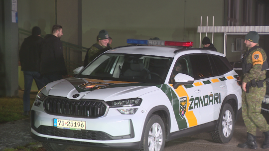 Na snímke sú žandári okolo žandárskeho auta.