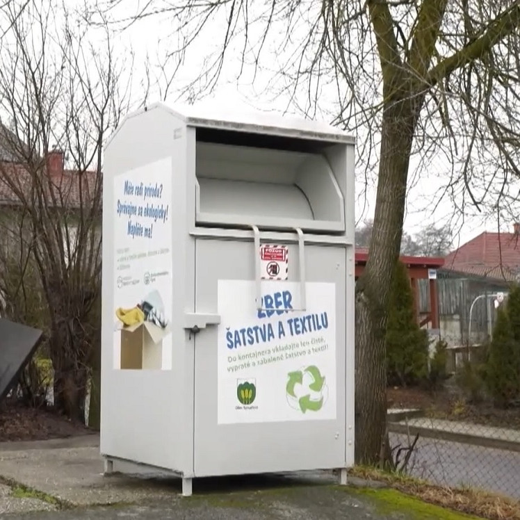 Zberná nádoba na textil.