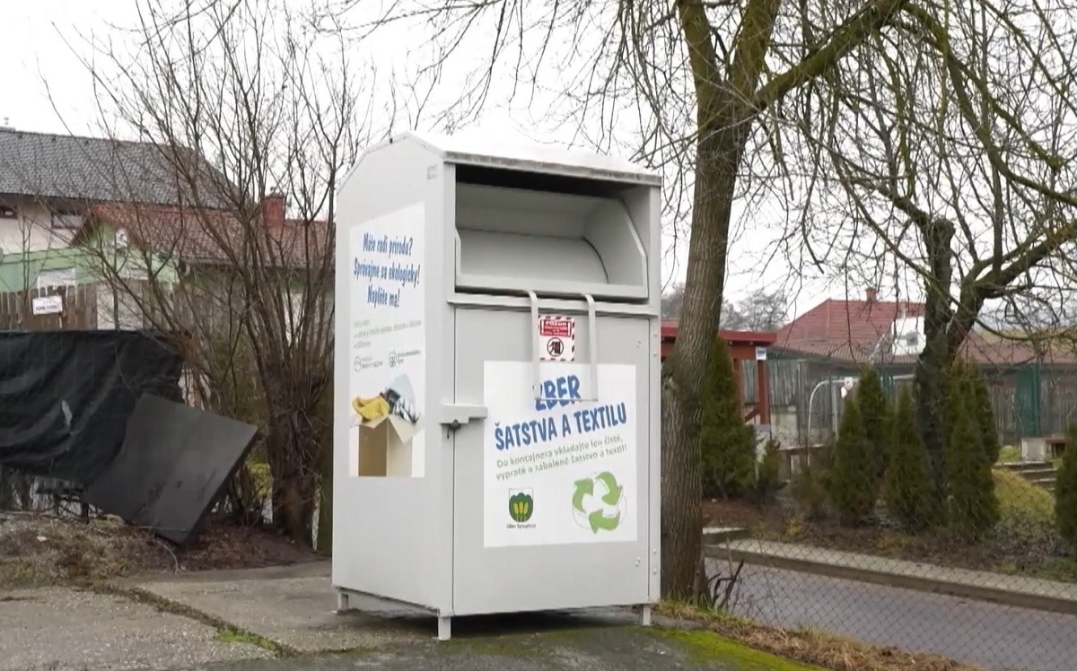 Samospr&aacute;vy maj&uacute; probl&eacute;m s trieden&iacute;m textiln&eacute;ho odpadu, ch&yacute;baj&uacute; im peniaze na prev&aacute;dzku