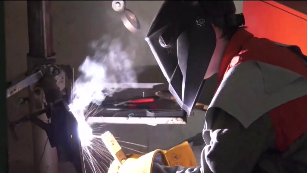 Na snímke je zvárač.