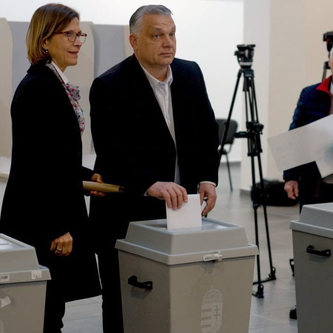 Na snímke V. Orbán pred urnou.