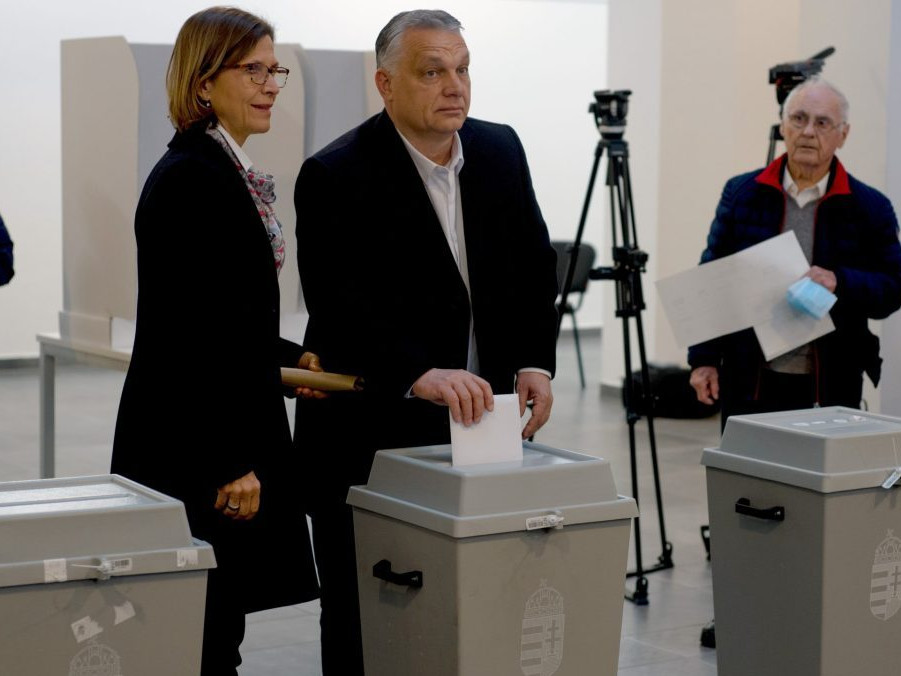 Na snímke V. Orbán pred urnou.