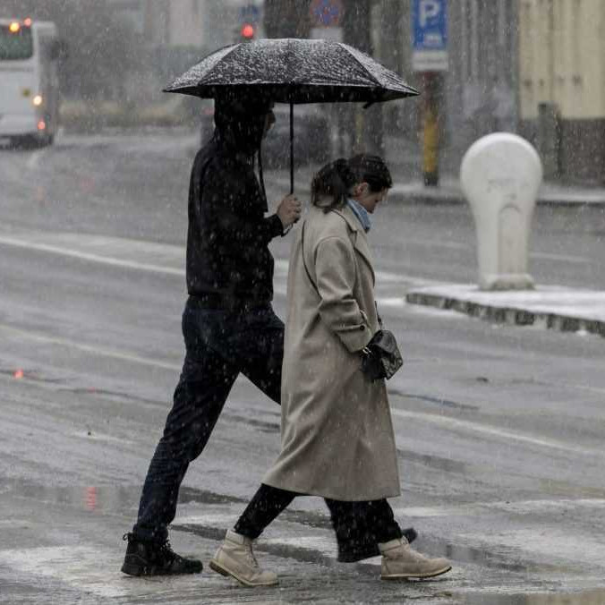 Na snímke ľudia prechádzajú po prechode pre chodcov.