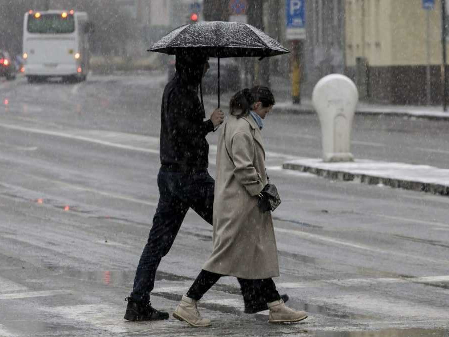 Na snímke ľudia prechádzajú po prechode pre chodcov.