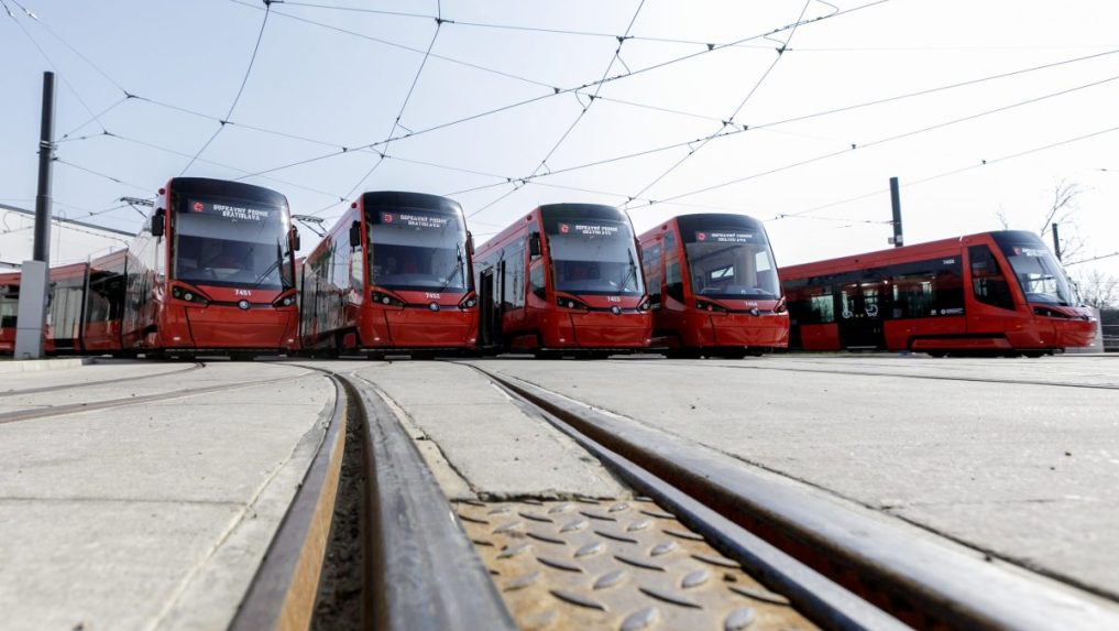 Do prem&aacute;vky nasadzuje prv&yacute;ch p&auml;ť jednosmern&yacute;ch električiek z desaťkusovej objedn&aacute;vky.