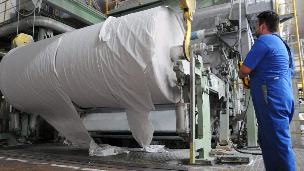 Obsluha papierenského stroja.