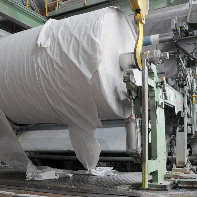 Obsluha papierenského stroja.