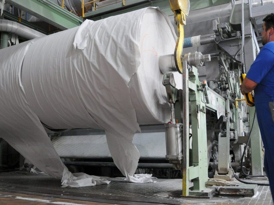 Obsluha papierenského stroja.