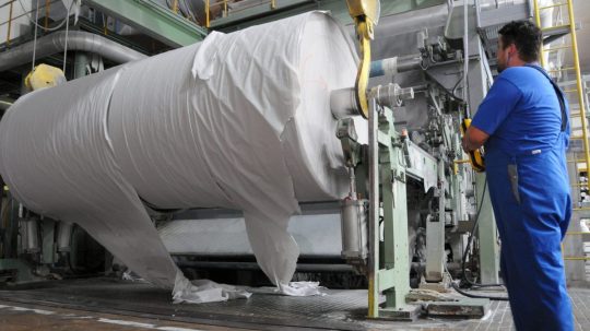 Obsluha papierenského stroja.