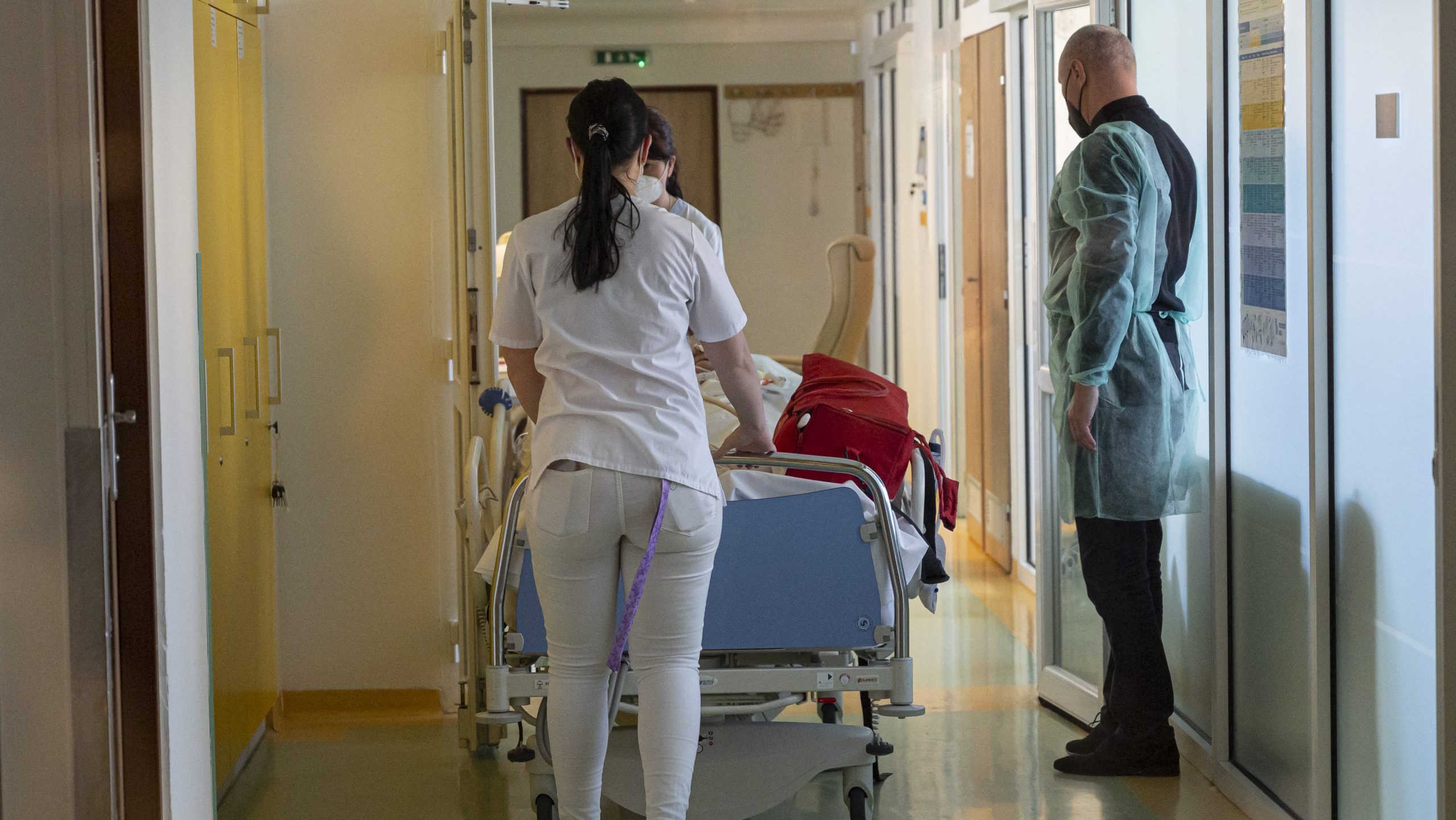 Agres&iacute;vny pacient napadol tri zdravotn&eacute; sestry, napriek v&aacute;žnemu zdravotn&eacute;mu stavu sa snažil opustiť nemocnicu