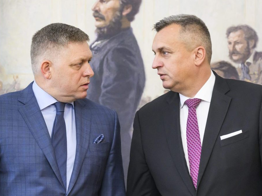 Na snímke premiér Robert Fico (Smer-SD) a predseda SNS Andrej Danko.