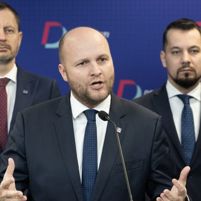 Na snímke predseda Demokratov Jaroslav Naď (uprostred), Eduard Heger (vľavo), Juraj Šeliga a Andrea Letanovská (vpravo).