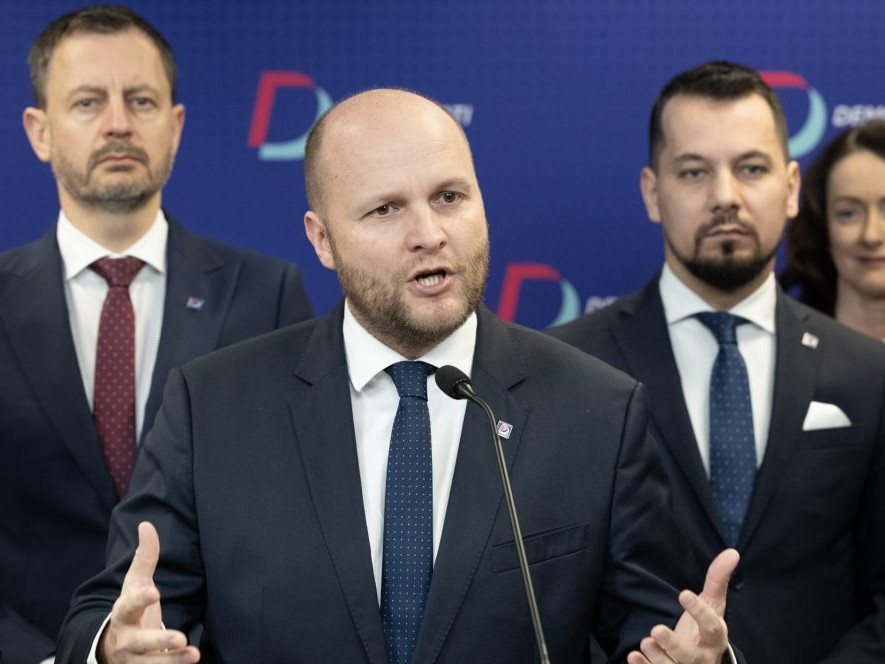 Na snímke predseda Demokratov Jaroslav Naď (uprostred), Eduard Heger (vľavo), Juraj Šeliga a Andrea Letanovská (vpravo).