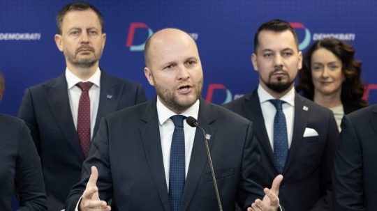 Na snímke predseda Demokratov Jaroslav Naď (uprostred), Eduard Heger (vľavo), Juraj Šeliga a Andrea Letanovská (vpravo).