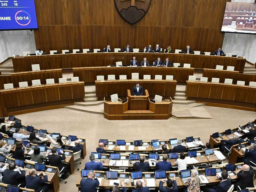 Národná rada počas 33. schôdzi parlamentu.