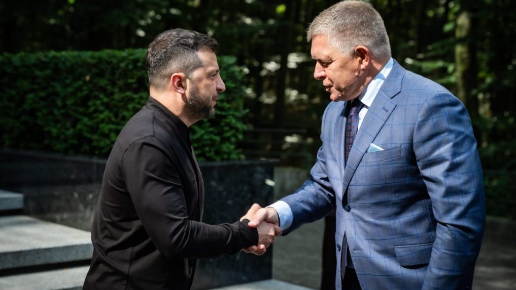 Zľava Volodymyr Zelenskyj a Robert Fico.