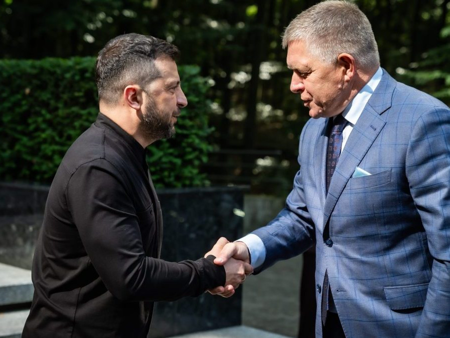 Zľava Volodymyr Zelenskyj a Robert Fico.