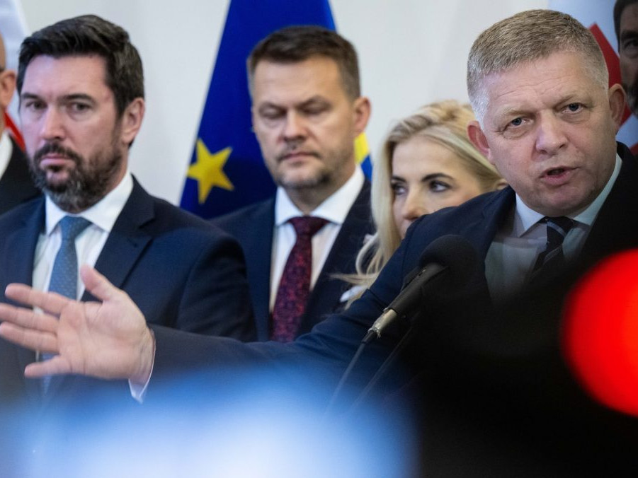 Ministri aj premiér si prilepšia. Príjmy im narastú o stovky eur vďaka automatickému zvýšeniu paušálnych náhrad