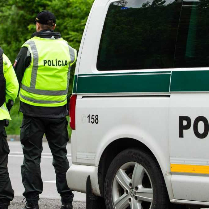 policajti a policajné vozidlo