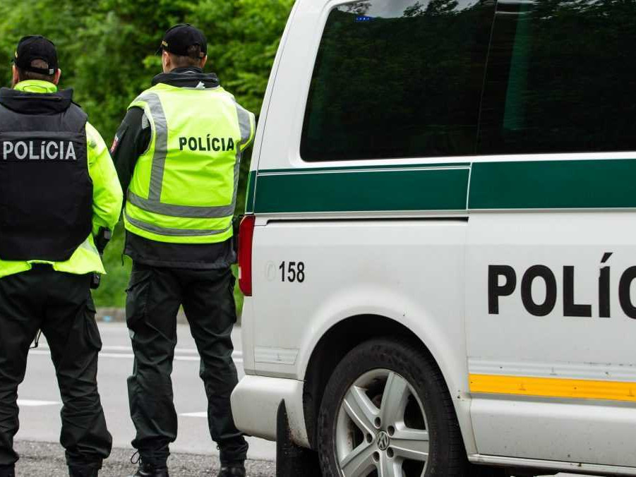 policajti a policajné vozidlo