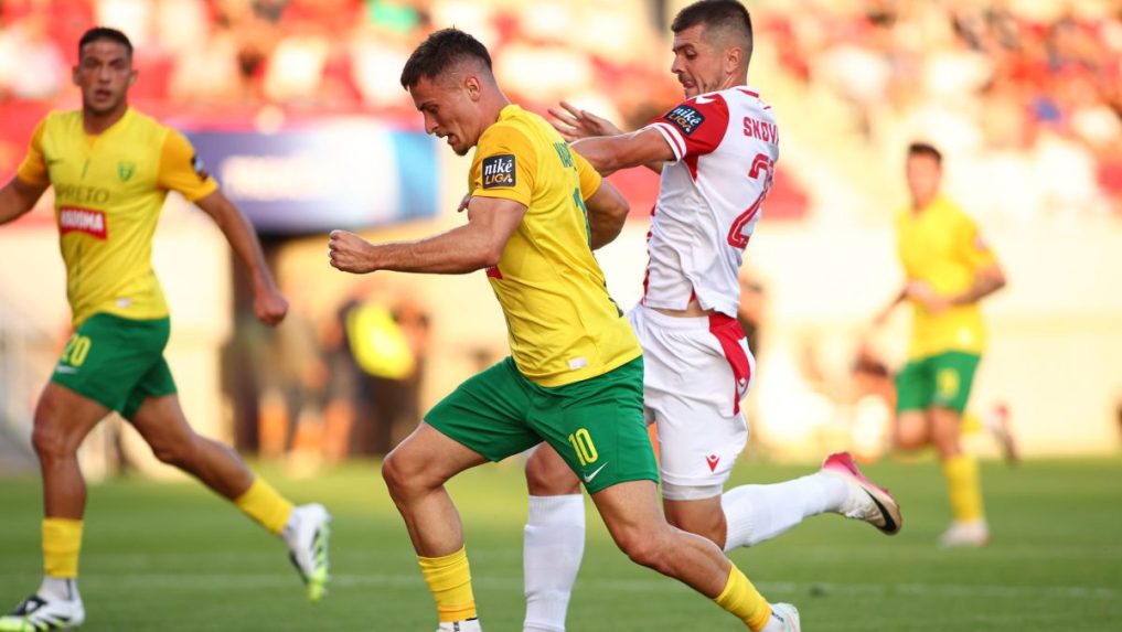 Hráči Žiliny a Trenčína v súboji o loptu.