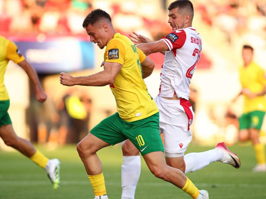 Hráči Žiliny a Trenčína v súboji o loptu.