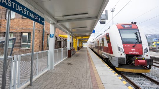 vlak v stanici