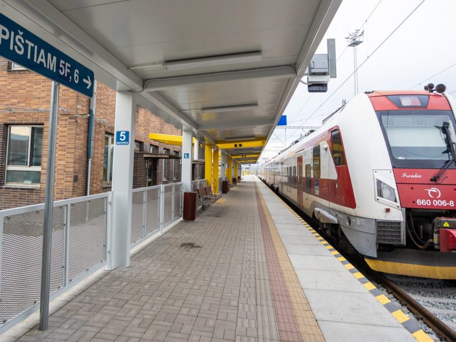 vlak v stanici