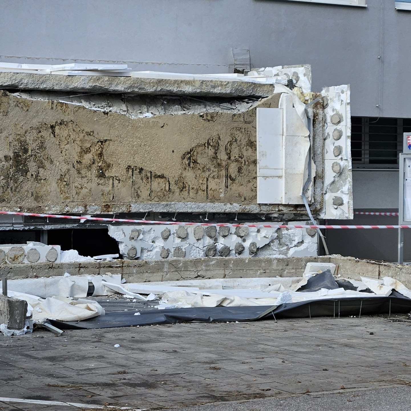 Na snímke padnutá časť budovy.