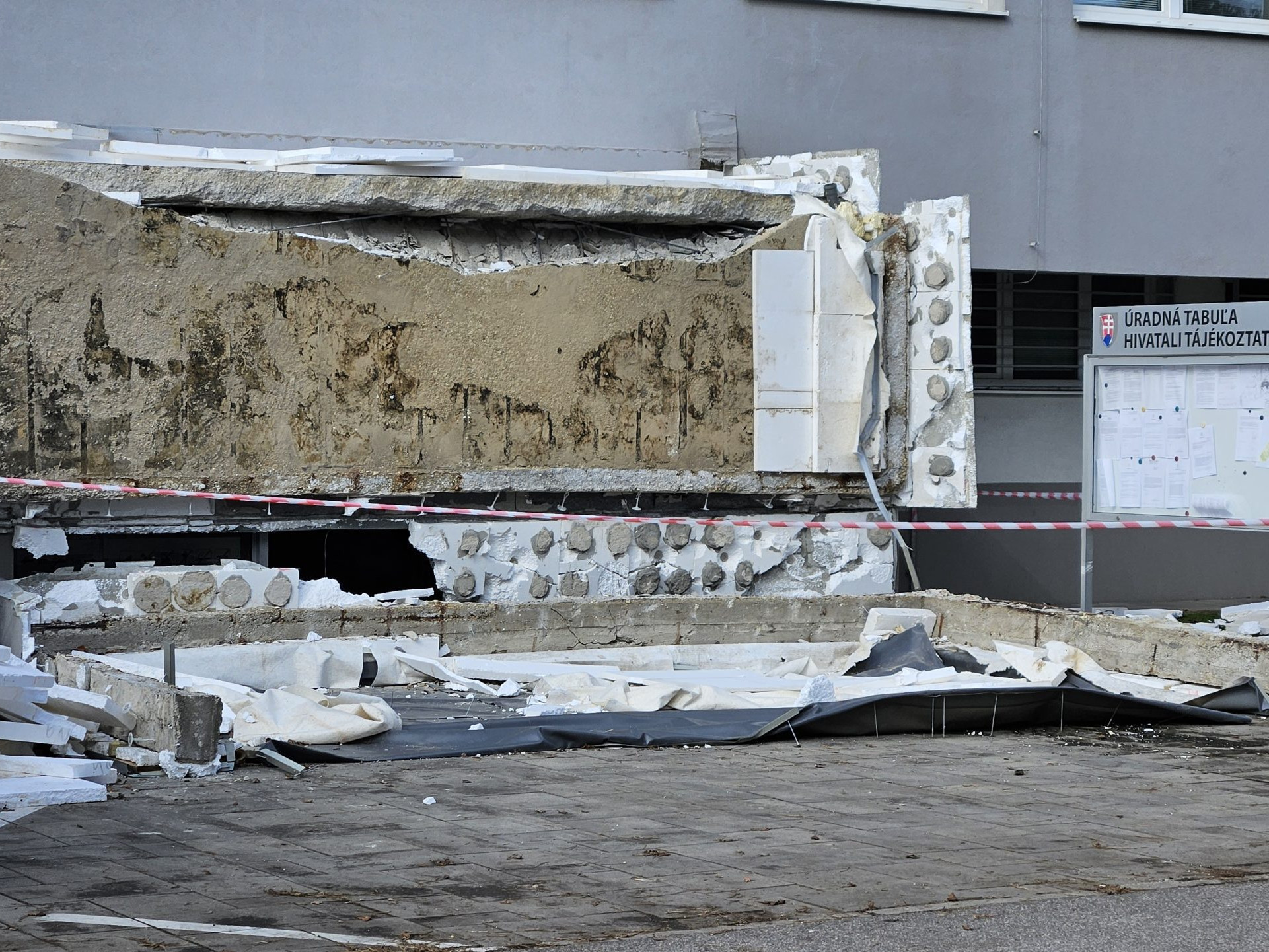 Na snímke padnutá časť budovy.