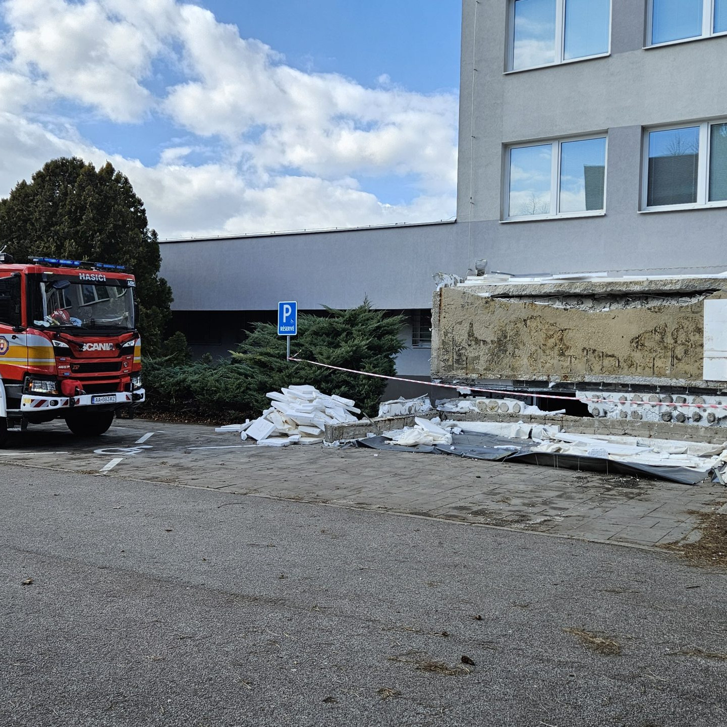 Na snímke padnutá časť budovy.