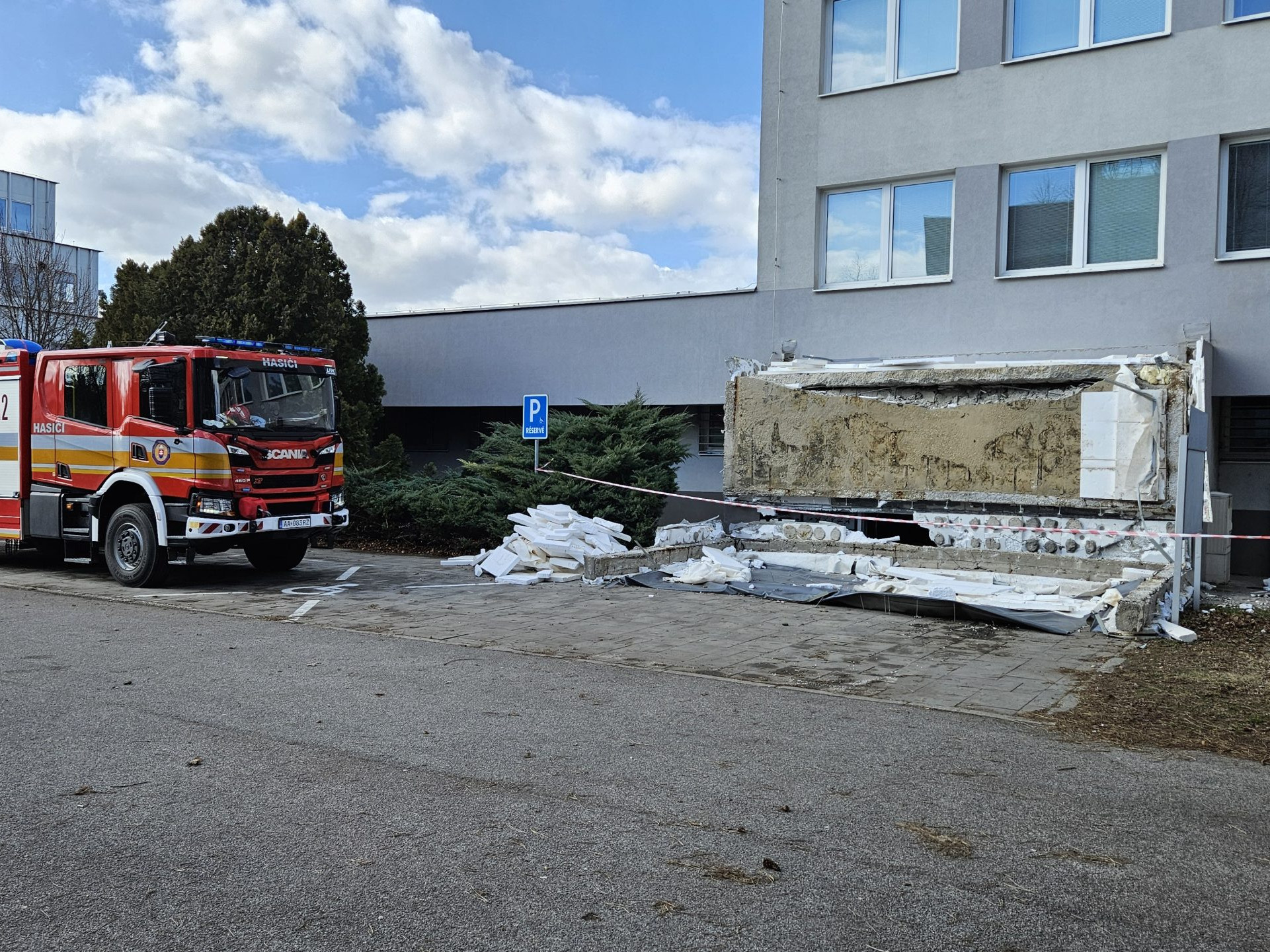 Na snímke padnutá časť budovy.