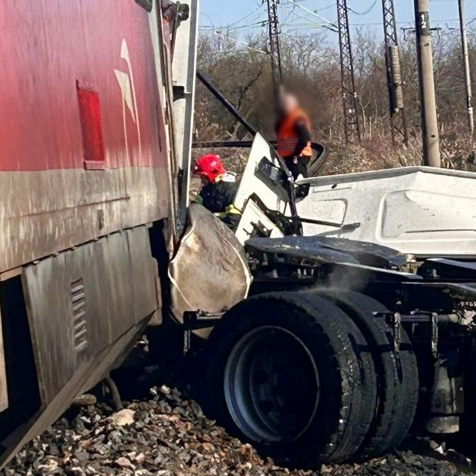 Zrážka kamióna s vlakom.