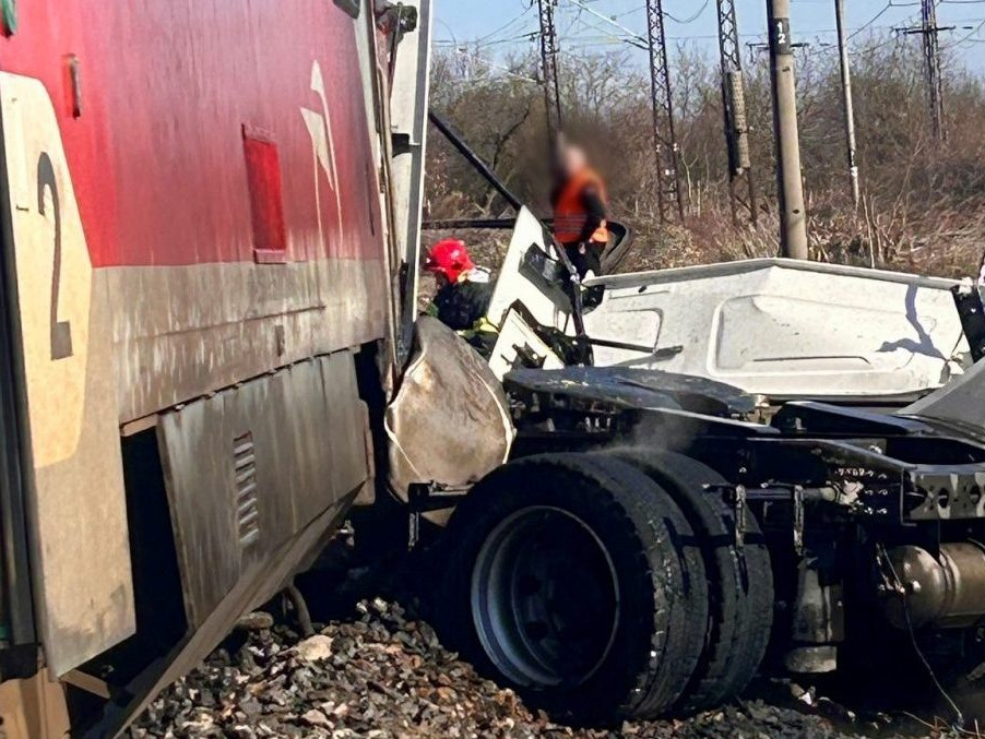 Zrážka kamióna s vlakom.