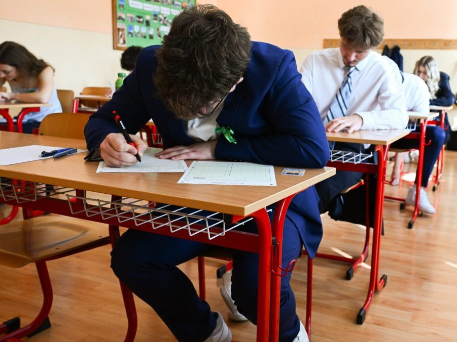 Maturanti počas písomných maturít zo slovenského jazyka a literatúry.