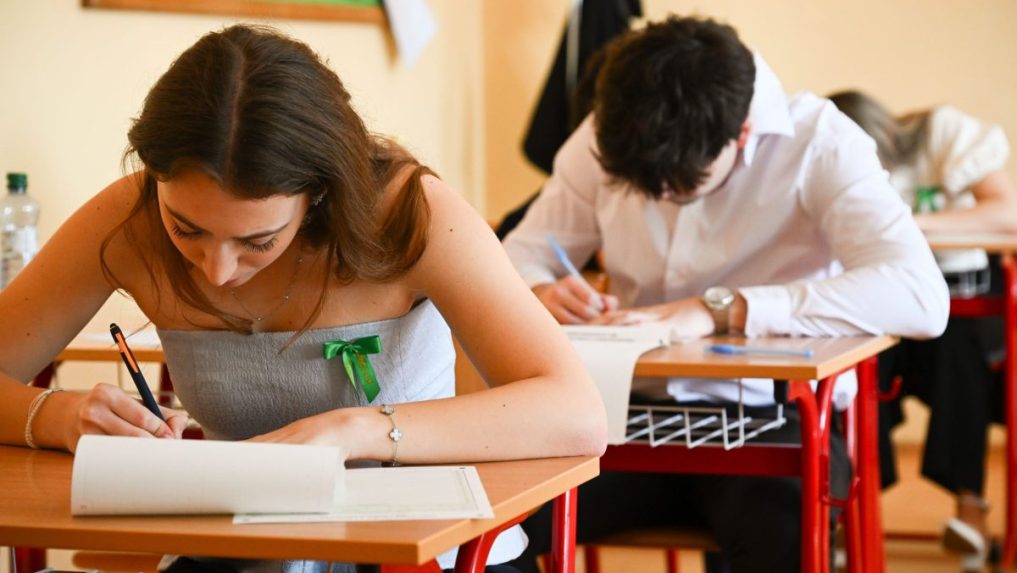 Maturanti počas písomných maturít.