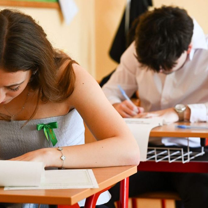 Maturanti počas písomných maturít.