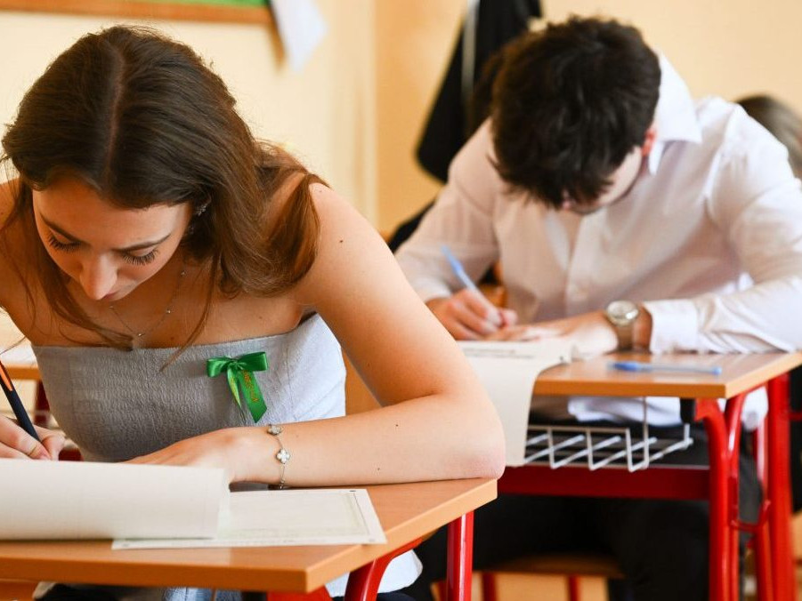 Maturanti počas písomných maturít.