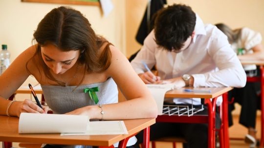 Maturanti počas písomných maturít.