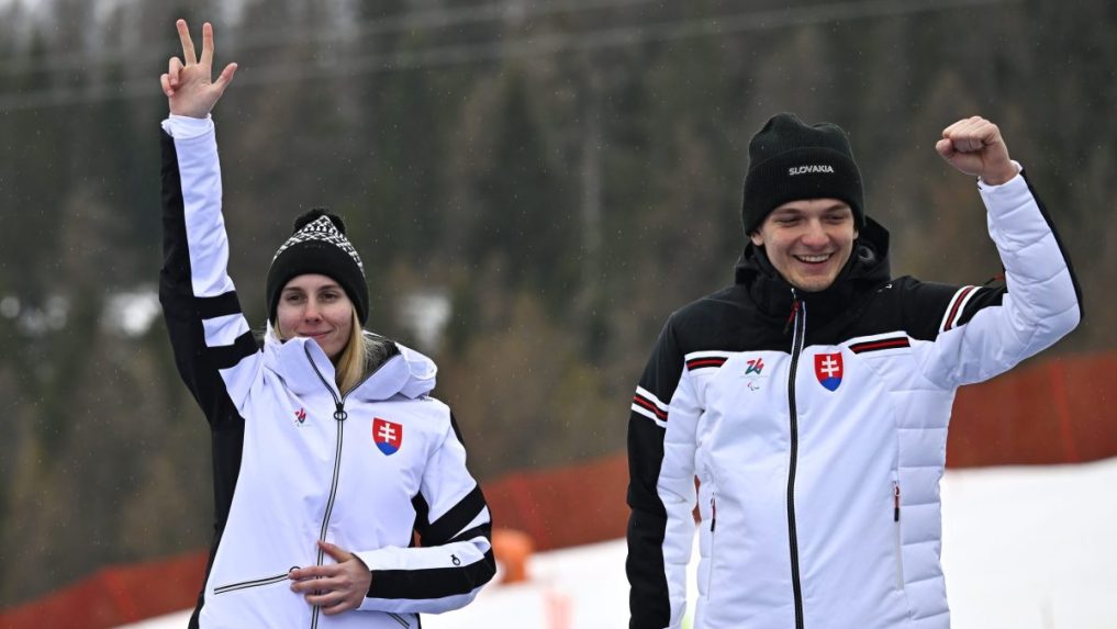 Na snímke vľavo slovenská paraalpská lyžiarka Alexandra Rexová s navádzačom Matúšom Ďurišom.