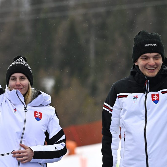 Na snímke vľavo slovenská paraalpská lyžiarka Alexandra Rexová s navádzačom Matúšom Ďurišom.